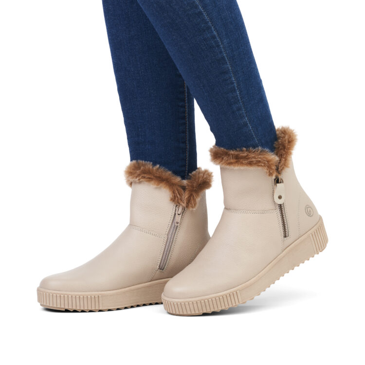 Bottines beiges pour femme marque Remonte. Référence R7999-60 Crema. Disponible chez Chauss'Family magasin de chaussures Issoire.