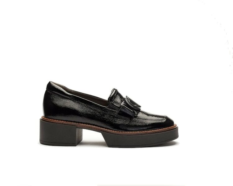 Mocassins vernis noir de la marque Softwaves. Référence 8.89.03/00 Black. Disponible chez Chauss'Family magasin de chaussures à Issoire.