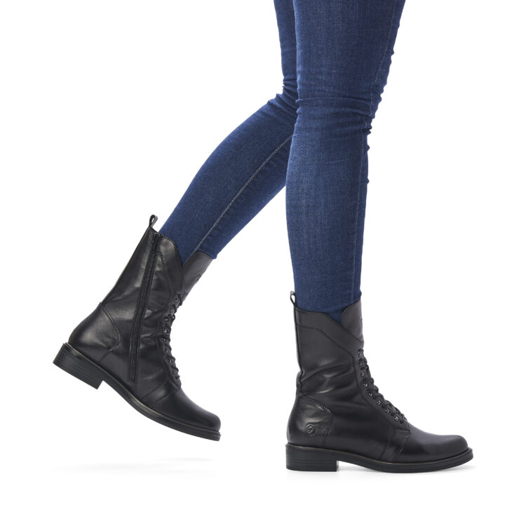 Bottes à lacets pour femme marque Remonte. Référence D8380-01 Schwarz. Disponible chez Chauss'Family magasin de chaussures Issoire.