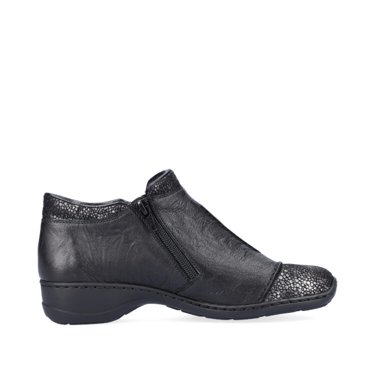 Bottines / bottillon noires pour femme de la marque Rieker. Référence 58388-01 Schwarz. Disponible chez Chauss'Family magasin de chaussures à Issoire.