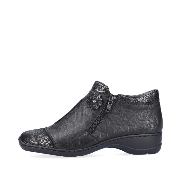 Bottines / bottillon noires pour femme de la marque Rieker. Référence 58388-01 Schwarz. Disponible chez Chauss'Family magasin de chaussures à Issoire.