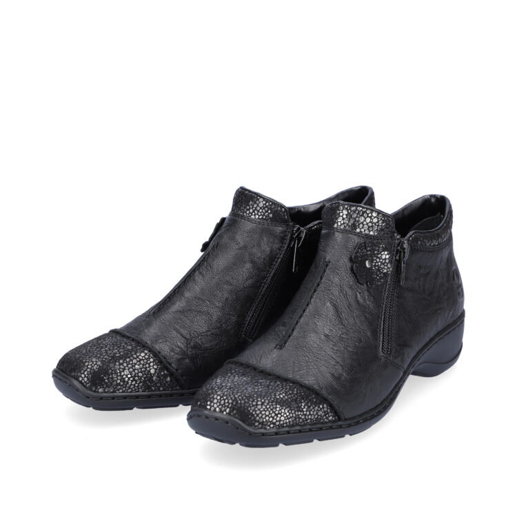Bottines / bottillon noires pour femme de la marque Rieker. Référence 58388-01 Schwarz. Disponible chez Chauss'Family magasin de chaussures à Issoire.