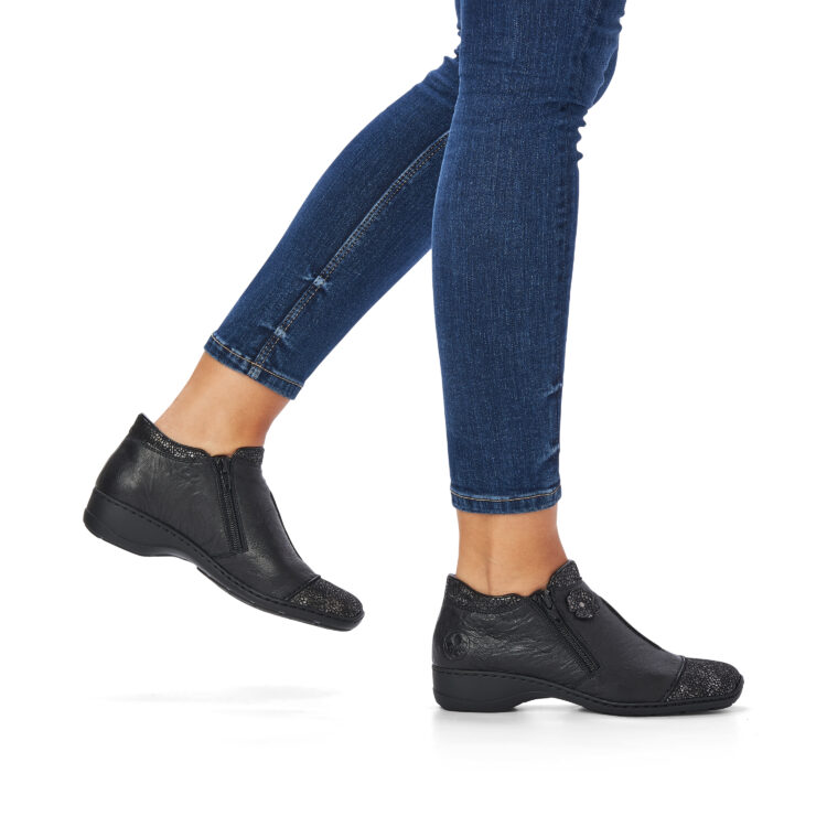 Bottines / bottillon noires pour femme de la marque Rieker. Référence 58388-01 Schwarz. Disponible chez Chauss'Family magasin de chaussures à Issoire.