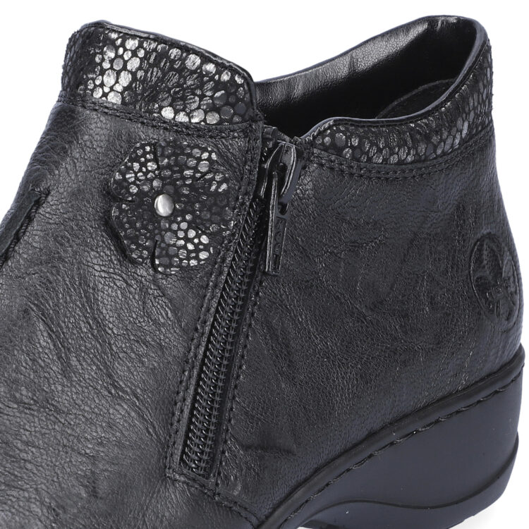 Bottines / bottillon noires pour femme de la marque Rieker. Référence 58388-01 Schwarz. Disponible chez Chauss'Family magasin de chaussures à Issoire.
