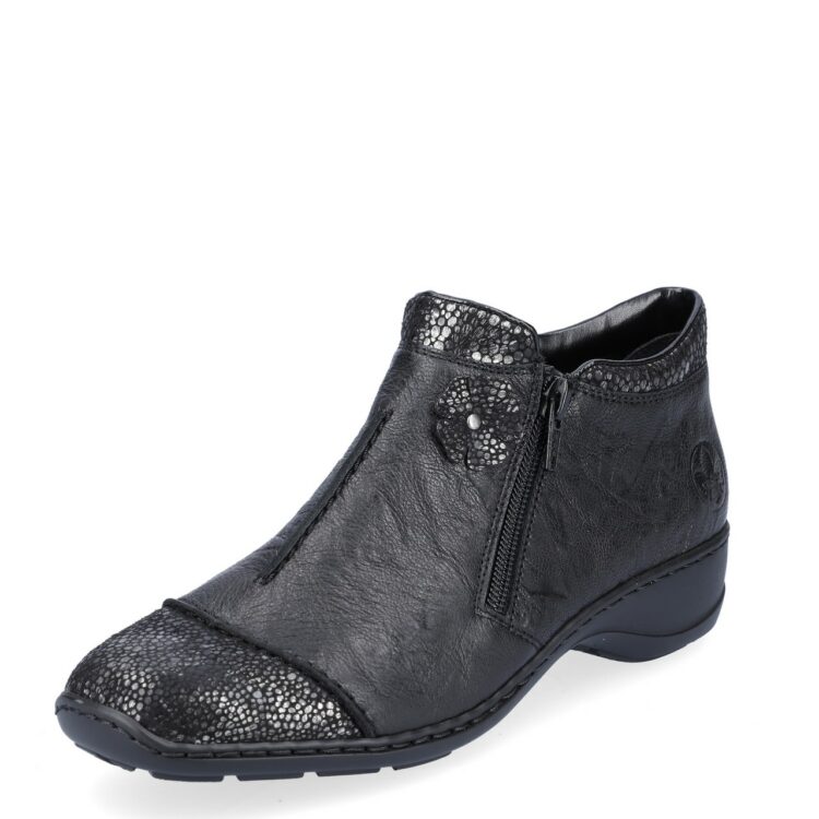 Bottines / bottillon noires pour femme de la marque Rieker. Référence 58388-01 Schwarz. Disponible chez Chauss'Family magasin de chaussures à Issoire.