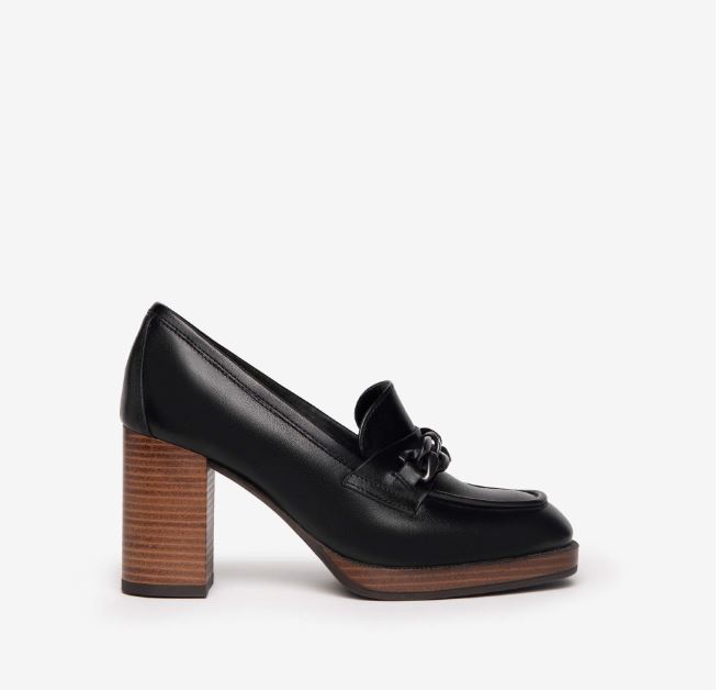 Mocassins noirs à talons pour femme marque NeroGiardini. Référence I205060D 100 Nero. Disponible chez Chauss'Family magasin de chaussures à Issoire.