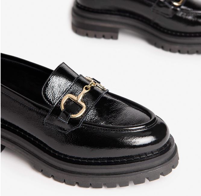 Mocassins noirs vernis pour femme marque NeroGiardini. Référence I205105D 100 Nero. Disponible chez Chauss'Family magasin de chaussures à Issoire.
