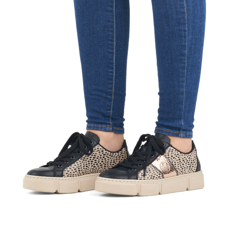 Baskets noires pour femme marque Rieker. Référence N5910-62 Schwarz. Disponible chez Chauss'Family magasin de chaussures à Issoire.