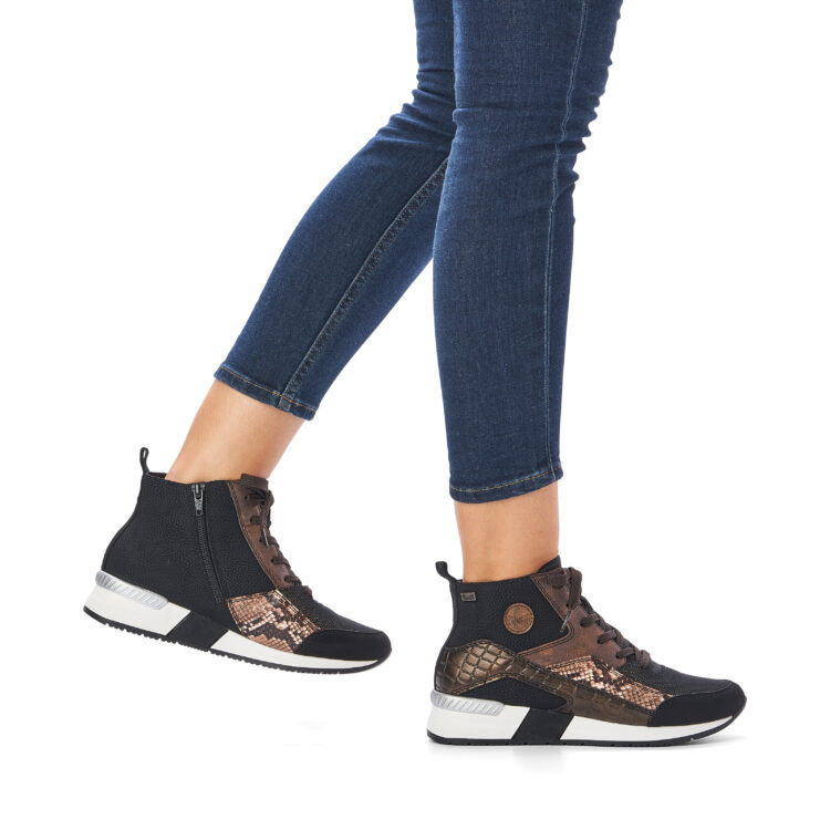 Baskets montantes noires pour femme marque Rieker. Référence N7610-00 Schwarz. Disponible chez Chauss'Family magasin de chaussures Issoire