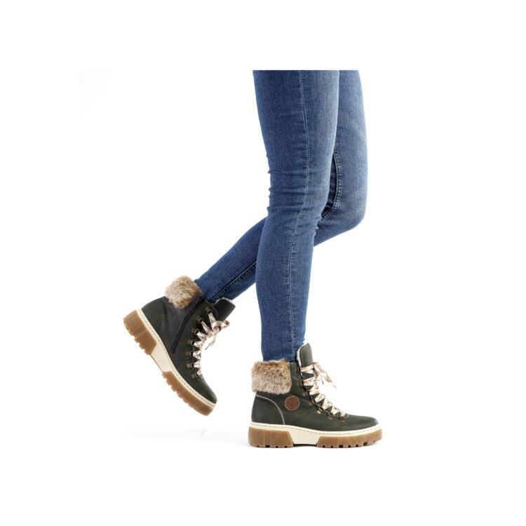 Bottines vertes chaudes pour femme marque Rieker. Référence X8647-54 Forest. Disponible chez Chauss'Family magasin de chaussures Issoire.