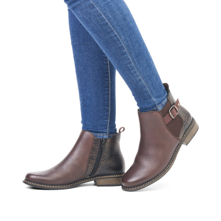 Bottines marron pour femme marque Rieker. Référence Z4965-25 Merbau. Disponible chez Chauss'Family magasin de chaussures Issoire.