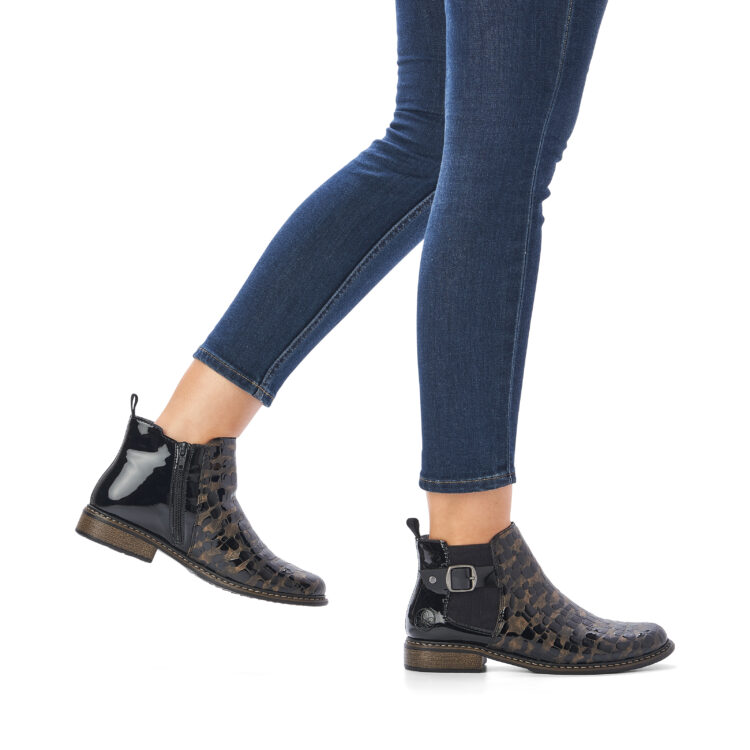 Bottines noires pour femme marque Rieker. Référence Z4965-90 Schwarz. Disponible chez Chauss'Family magasin de chaussures Issoire.