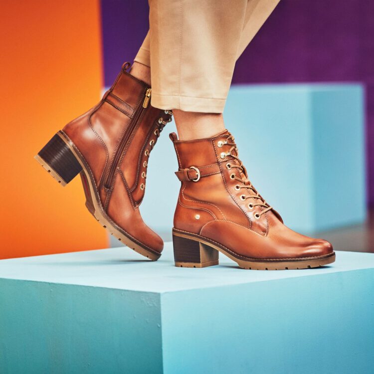 Bottines à lacets pour femme marque Pikolinos. Référence Llanes W7H-8510 Brandy. Disponible chez Chauss'Family magasin de chaussures Issoire.