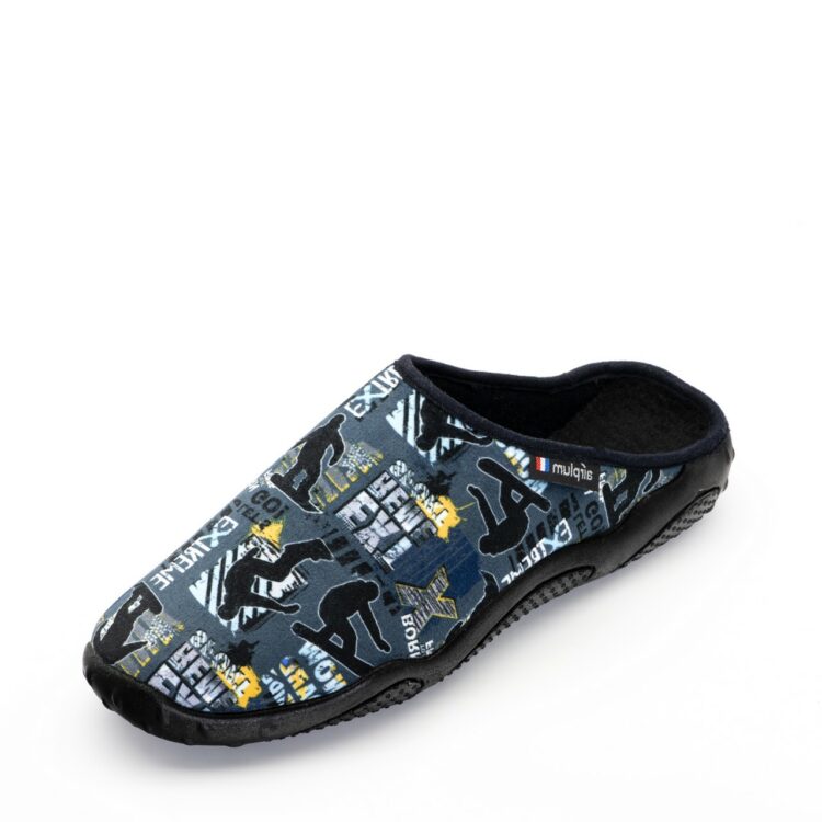 Mules motif snowboard pour homme marque Airplum. Référence : Dextreme bleu. Disponible chez Chauss'Family magasin de pantoufles et chaussures à Issoire.