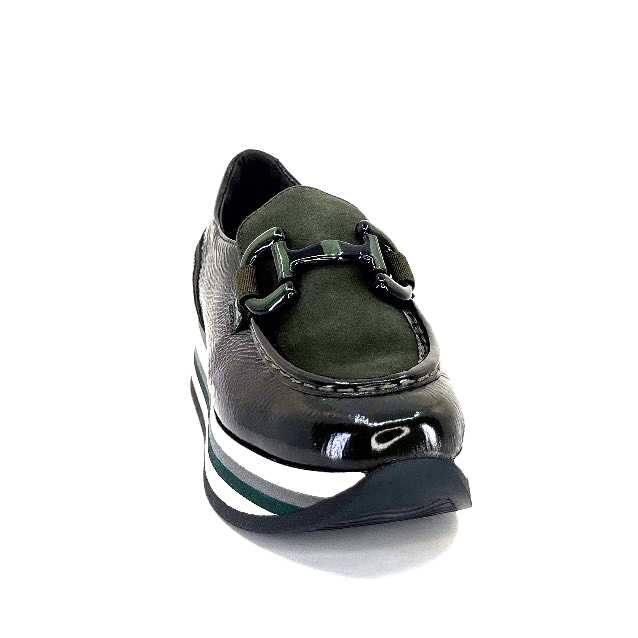 Mocassins vert vernis de la marque Softwaves. Référence Cloe 7.78.61/13 Bosco. Disponible chez Chauss'Family magasin de chaussures à Issoire.