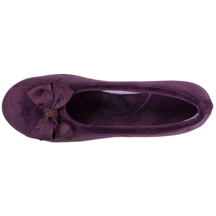 Ballerine violette Isotoner. Référence 97327 Aubergine. Disponible chez Chauss'Family magasin de chaussures et pantoufles à Issoire.