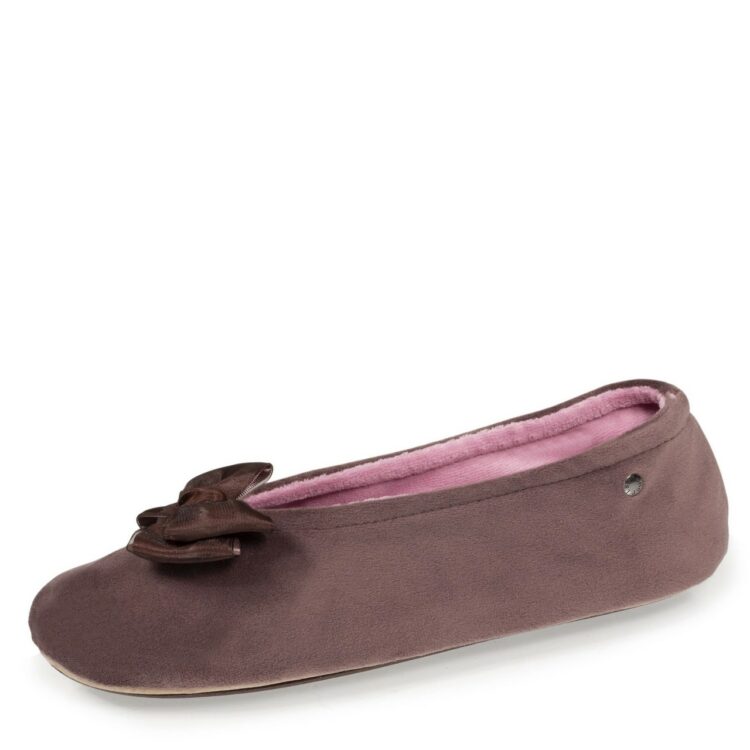 Ballerine taupe Isotoner. Référence 97381 Taupe. Disponible chez Chauss'Family magasin de chaussures et pantoufles à Issoire.