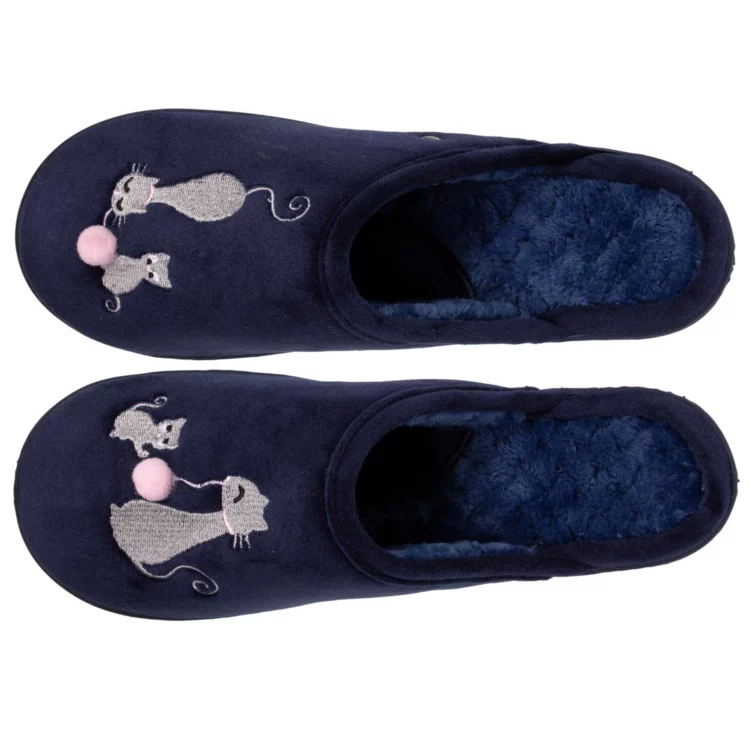 Mules motif chat pour femme marque Isotoner. Référence 97386 Marine. Disponible chez Chauss'Family magasin de chaussures à Issoire.