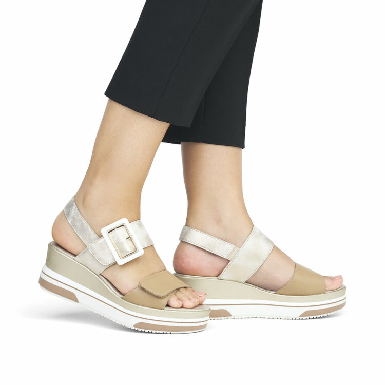Sandales beiges compensées pour femme de la marque Remonte. Référence : D1P50-90 Weiss-multi. Disponible chez Chauss'Family magasin de chaussures à Issoire.