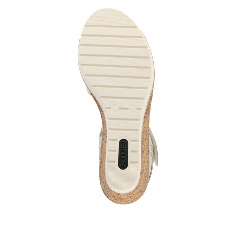 Sandales argentées compensées pour femme de la marque Remonte. Référence : R6252-91 Weiss-gold. Disponible chez Chauss'Family magasin de chaussures à Issoire.