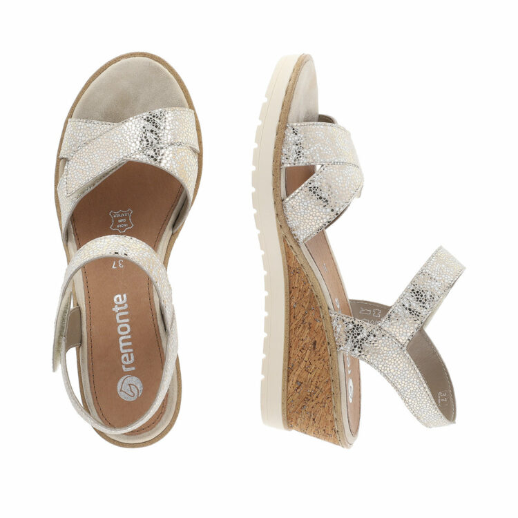 Sandales argentées compensées pour femme de la marque Remonte. Référence : R6252-91 Weiss-gold. Disponible chez Chauss'Family magasin de chaussures à Issoire.