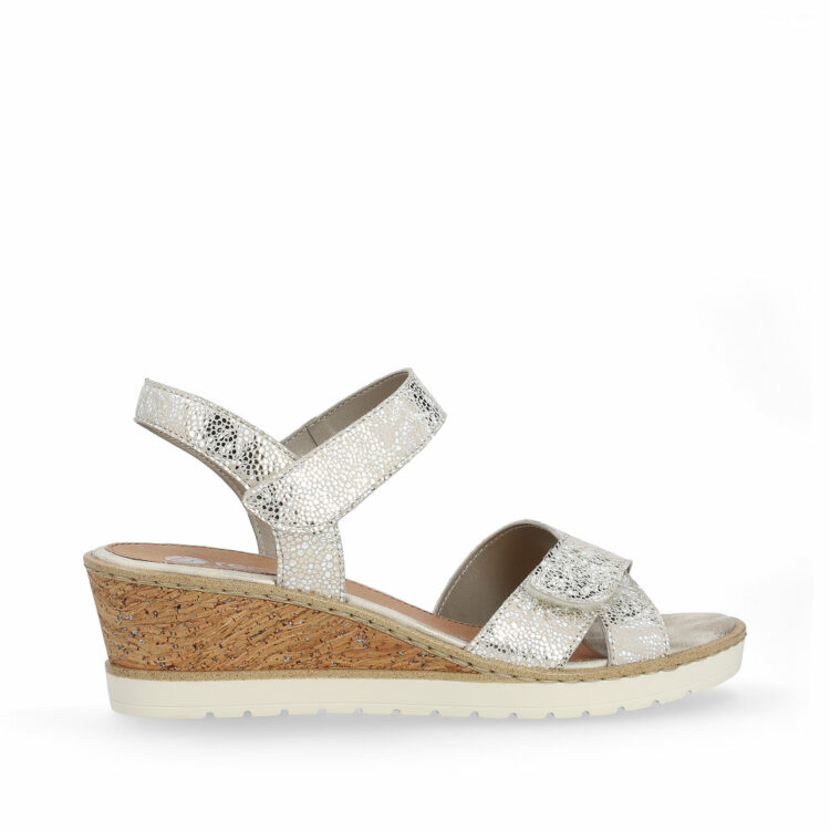 Sandales argentées compensées pour femme de la marque Remonte. Référence : R6252-91 Weiss-gold. Disponible chez Chauss'Family magasin de chaussures à Issoire.