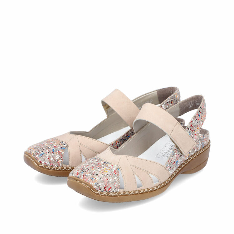 Babies beiges de la marque Rieker. Référence 41352-90 Beige Multi. Disponible chez Chauss'Family magasin de chaussures à Issoire.