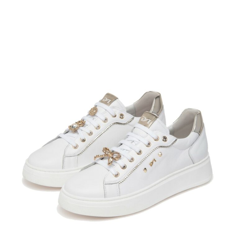 Sneakers blanches de la marque NeroGiardini. Référence E40997D 707 Bianco. Disponible chez Chauss'Family magasin de chaussures à Issoire.