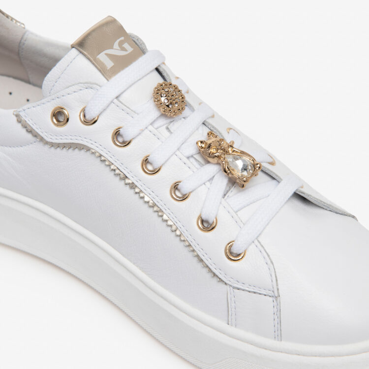 Sneakers blanches de la marque NeroGiardini. Référence E40997D 707 Bianco. Disponible chez Chauss'Family magasin de chaussures à Issoire.