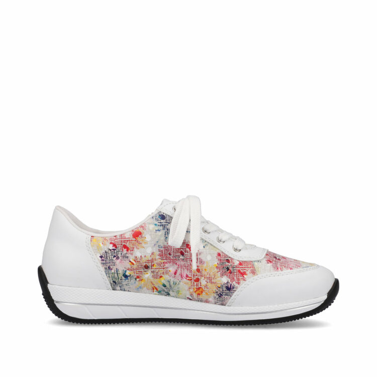 Baskets blanches à fleurs pour femme marque Rieker. Référence N1112-90 Weiss. Disponible chez Chauss'Family magasin de chaussures à Issoire.