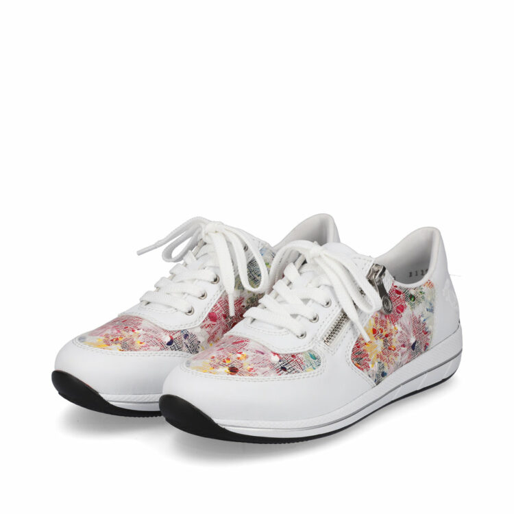 Baskets blanches à fleurs pour femme marque Rieker. Référence N1112-90 Weiss. Disponible chez Chauss'Family magasin de chaussures à Issoire.