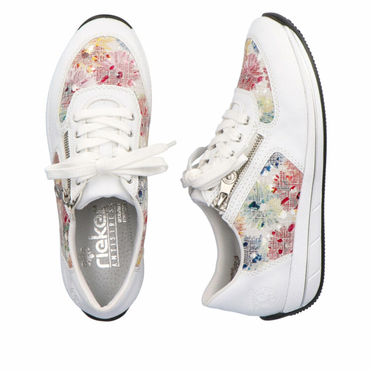 Baskets blanches à fleurs pour femme marque Rieker. Référence N1112-90 Weiss. Disponible chez Chauss'Family magasin de chaussures à Issoire.