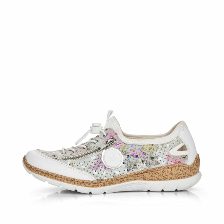 Baskets blanches à fleurs pour femme marque Rieker. Référence N42V1-90 Weiss. Disponible chez Chauss'Family magasin de chaussures à Issoire.