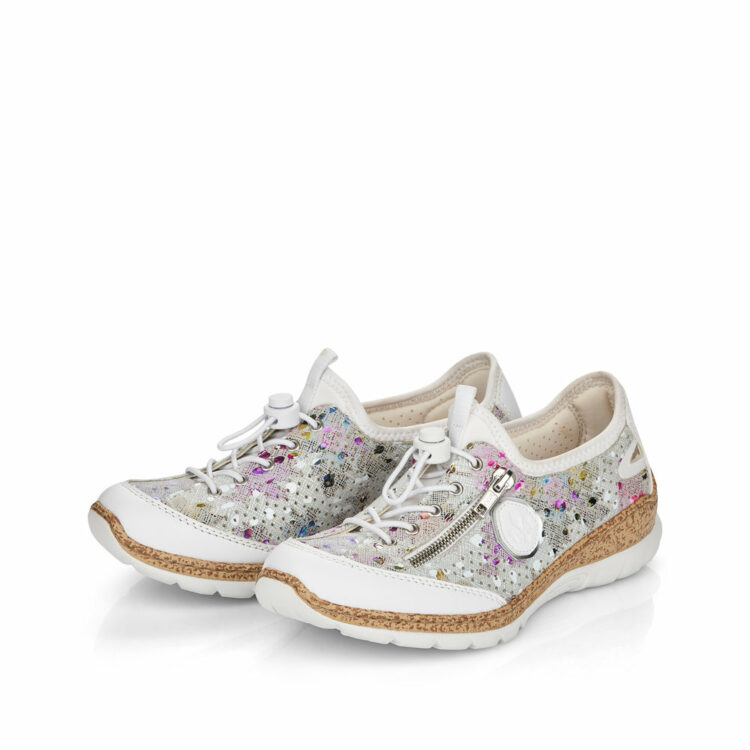 Baskets blanches à fleurs pour femme marque Rieker. Référence N42V1-90 Weiss. Disponible chez Chauss'Family magasin de chaussures à Issoire.