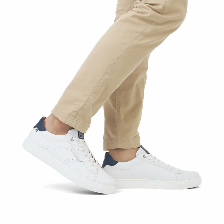 Baskets blanches pour homme marque Rieker. Référence U0704-80 Weiss. Disponible chez Chauss'Family magasin de chaussures à Issoire.