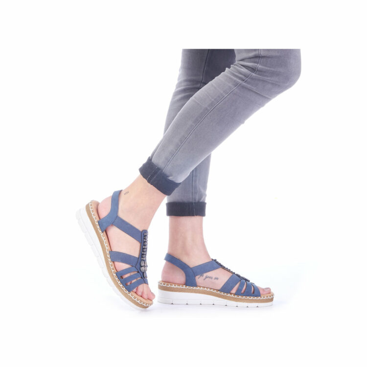 Sandales bleues compensées pour femme de la marque Rieker. Référence : V1206-14 jeans. Disponible chez Chauss'Family magasin de chaussures à Issoire.