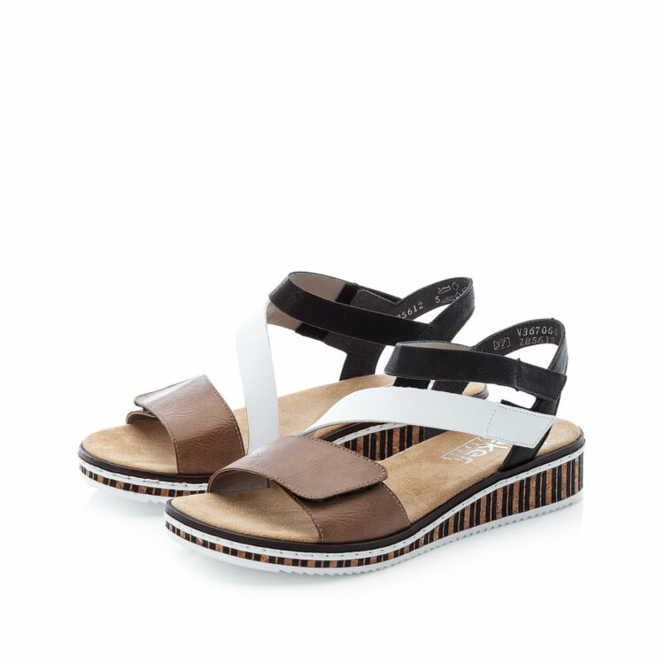 Sandales marron et noir pour femme de la marque Rieker. Référence : V3670-64 Schwarz. Disponible chez Chauss'Family magasin de chaussures à Issoire.
