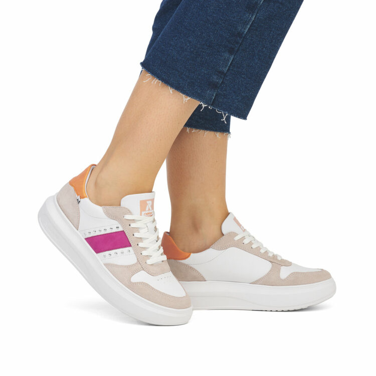 Baskets blanche et rose pour femme marque Rieker. Référence W1200-80 Lightrose. Disponible chez Chauss'Family magasin de chaussures à Issoire.