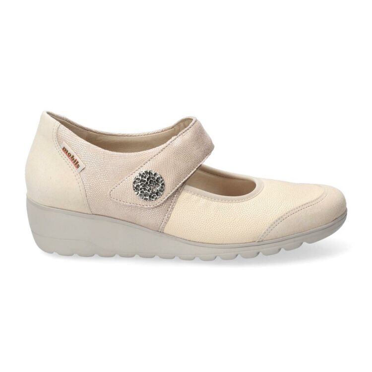 Babies compensées pour femme marque Mobils. Référence : Bathilda Light Sand. Disponible chez Chauss'Family magasin de chaussures à Issoire.