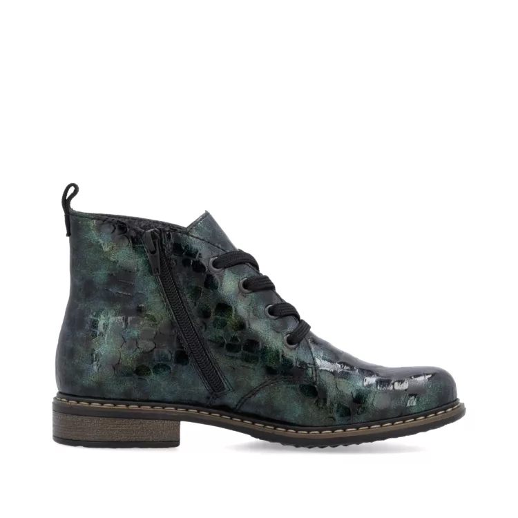 Bottines vertes vernies de la marque Rieker pour femme. Référence : 71205-90 Vert. Disponible chez Chauss'Family magasin de chaussures à Issoire.