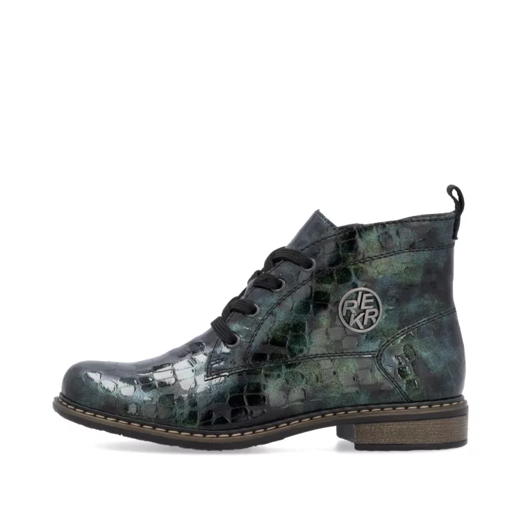 Bottines vertes vernies de la marque Rieker pour femme. Référence : 71205-90 Vert. Disponible chez Chauss'Family magasin de chaussures à Issoire.