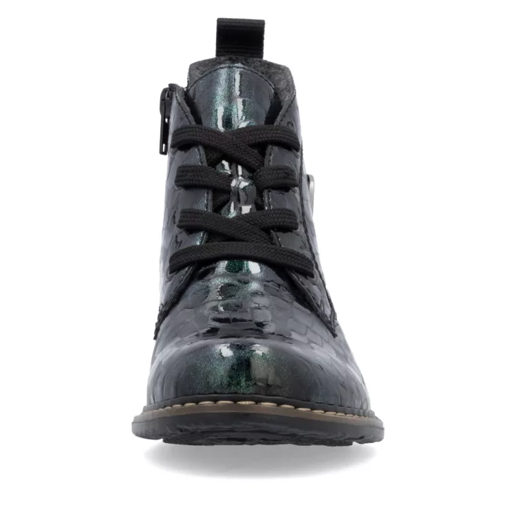 Bottines vertes vernies de la marque Rieker pour femme. Référence : 71205-90 Vert. Disponible chez Chauss'Family magasin de chaussures à Issoire.