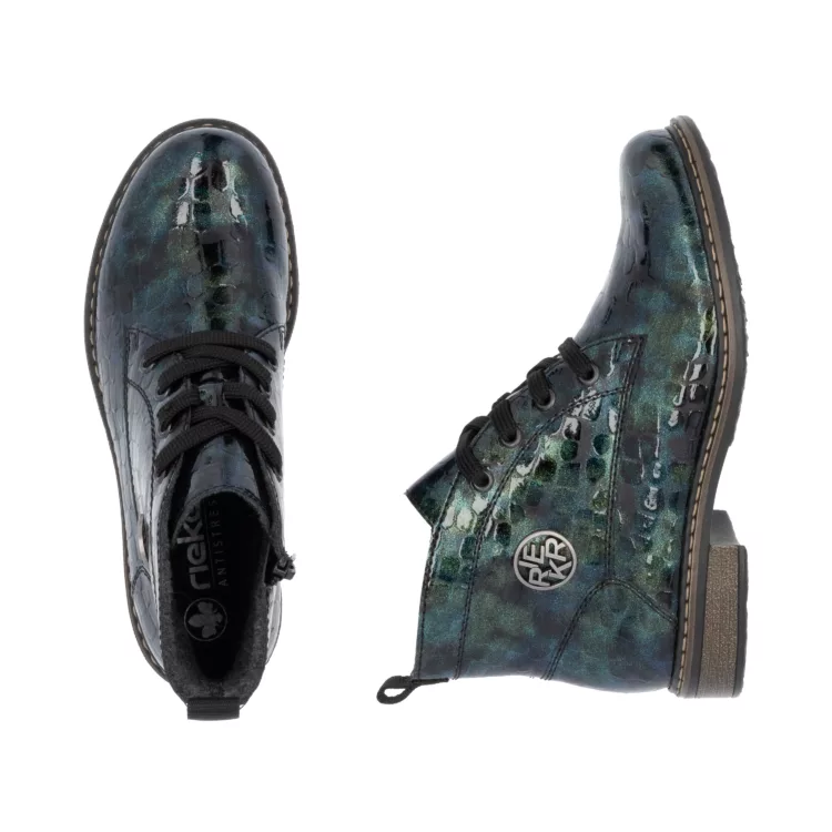 Bottines vertes vernies de la marque Rieker pour femme. Référence : 71205-90 Vert. Disponible chez Chauss'Family magasin de chaussures à Issoire. 71205-90 Blau-Gruen. Disponible chez Chauss'Family magasin de chaussures Issoire.