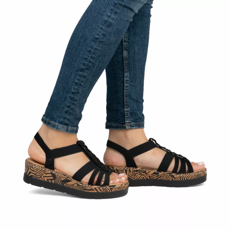 Sandales compensées noires Rieker pour femme. Référence : V3902-00 Schwarz. Disponible chez Chauss'Family magasin de chaussures à Issoire.