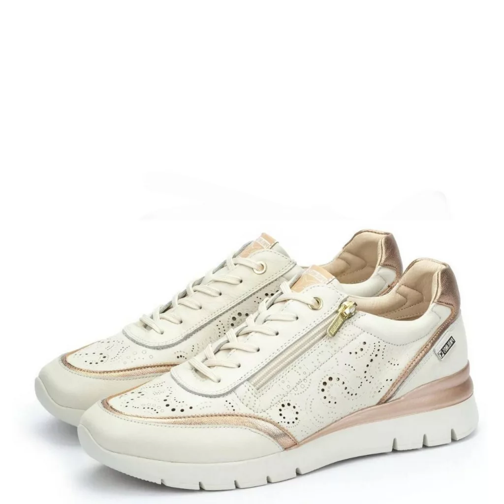 Baskets beiges perforées pour femme marque Pikolinos. Référence Cantabria W4R-6622C1 Nata. Disponible chez Chauss'Family magasin de chaussures à Issoire.