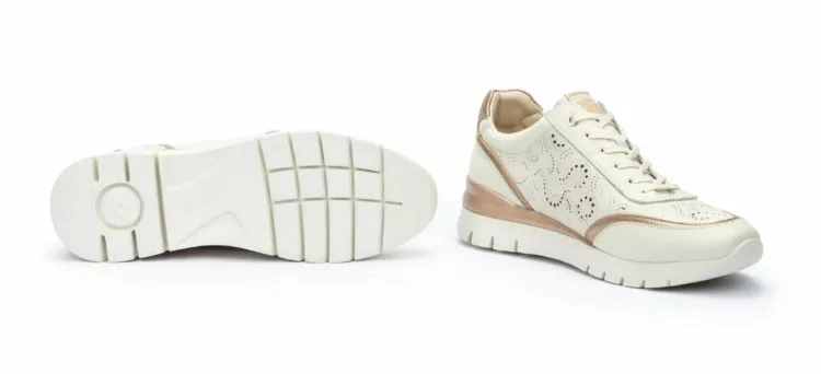 Baskets beiges perforées pour femme marque Pikolinos. Référence Cantabria W4R-6622C1 Nata. Disponible chez Chauss'Family magasin de chaussures à Issoire.