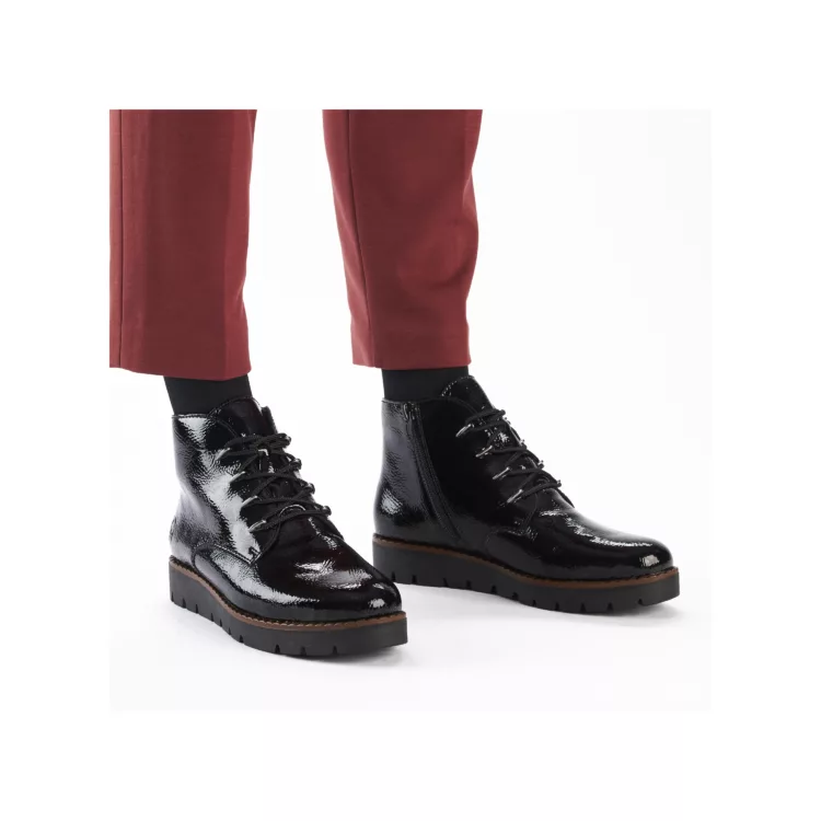 Bottines noires vernies de la marque Rieker pour femme. Référence : 44902-00 Noir. Disponible chez Chauss'Family magasin de chaussures à Issoire.