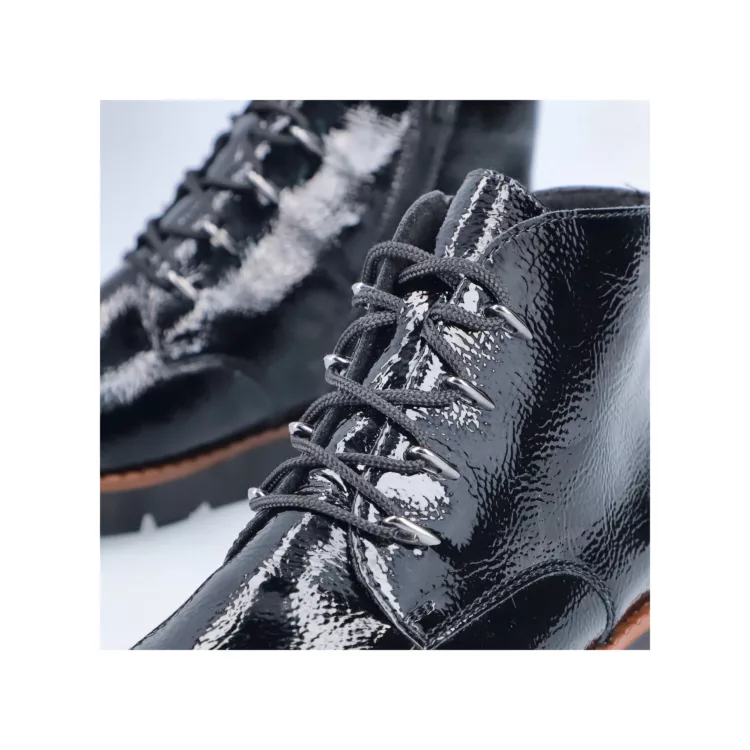 Bottines noires vernies de la marque Rieker pour femme. Référence : 44902-00 Noir. Disponible chez Chauss'Family magasin de chaussures à Issoire.