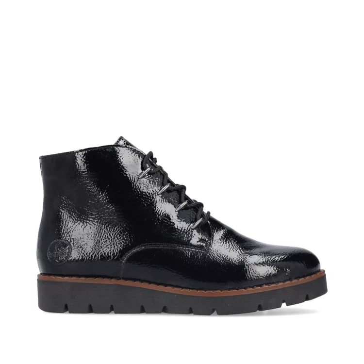 Bottines noires vernies de la marque Rieker pour femme. Référence : 44902-00 Noir. Disponible chez Chauss'Family magasin de chaussures à Issoire.
