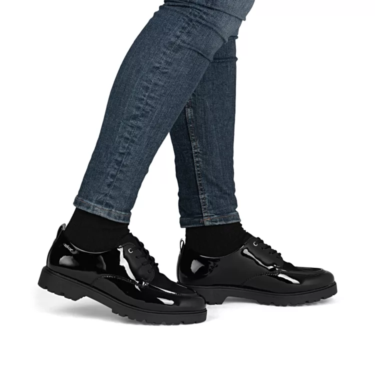 Derbies noires vernies de la marque Rieker pour femme. Référence : 45500-00 Noir. Disponible chez Chauss'Family magasin de chaussures à Issoire.